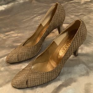 VINTAGE Brown Snakeskin Leather Pumps 🤎🐍
Stuart Weitzman for MARTINIQUE🤎